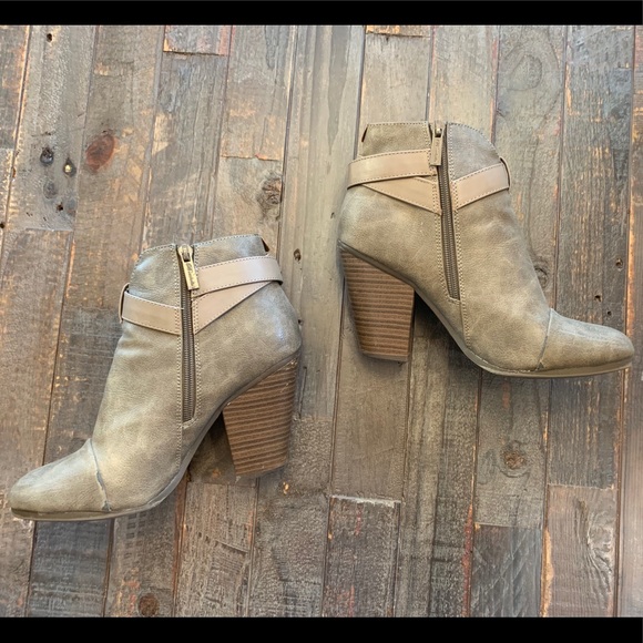 Heeled booties - Picture 2 of 2